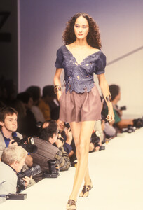 Krizia1991WomenRTW157.thumb.jpg.c505ab404187d36d11b2f876189e6d3e.jpg