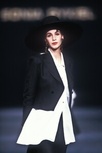 Sonia_Rykiel_SS1989_Susanna_Linsmayer_05.thumb.jpg.0c042258f9c59cc8f80f3c5d3419a438.jpg