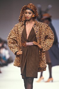 Yves Saint Laurent 1989 Women RTW 59.jpg