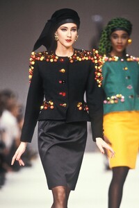 YvesSaintLaurent1989WomenRTW82.thumb.jpg.f1a2859c3e39871726261dcdc4a86e86.jpg