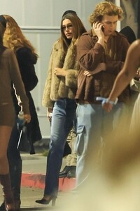 kendall-jenner-hailey-bieber-and-friends-at-sabrina-carpenter-concert-11-18-2024-1.jpg