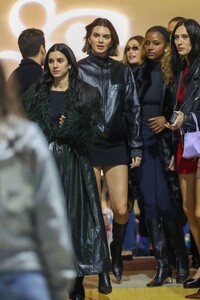 kendall-jenner-hailey-bieber-and-friends-at-sabrina-carpenter-concert-11-18-2024-6.jpg