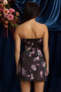 liliosa-strapless-structured-tulip-mini-dress-black-floral-print_3.thumb.jpg.f75328475257e421fa684816dbce2a3b.jpg