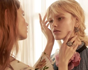 Gucci-Jewellery-Watches-Spring-Summer-2016-Eva-Daria-Minaeva-Polina-Oganicheva-by-Glen-Luchford-05.thumb.jpg.e67cf96a4f6551d620bc46407bd1eef3.jpg